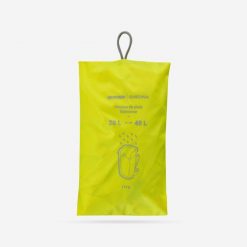 Pokrowiec przeciwdeszczowy na plecak 20/40 l. Zielone plecaki QUECHUA, bez wzorów, z materiału, bez dodatków. Za 34.99 zł.