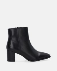 KLASYCZNE BOTKI W KOLORZE CZARNYM 78179 NAPP BLACK. Czarne botki Venezia, bez wzorów, ze skóry, klasyczne, bez obcasa, bez zapięcia. Za 349.00 zł.