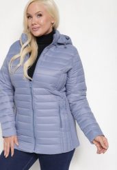 Niebieska Pikowana Kurtka o Prostym Kroju z Odpinanym Kapturem i Kieszeniami Pretiel. Niebieskie kurtki Born2be, plus size, bez wzorów, z jeansu, sportowe. W wyprzedaży za 146.99 zł.