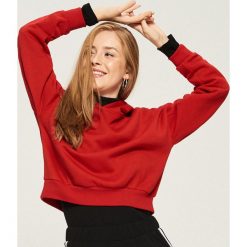 Krótka bluza z kapturem - Czerwony. Bluzy marki Sinsay. Za 49.99 zł.