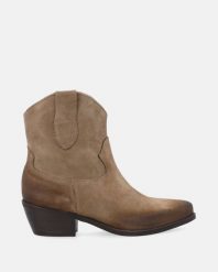 BRĄZOWE KOWBOJKI Z ZAMSZU E001SUBROBB055. Brązowe botki Venezia, bez wzorów, ze skóry, bez obcasa, bez zapięcia. Za 639.00 zł.