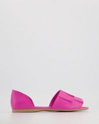 RÓŻOWE SANDAŁY A255 FUXIA. Czerwone sandały Venezia, bez wzorów, ze skóry, bez obcasa, bez zapięcia. Za 289.00 zł.