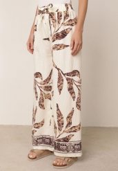 Brązowe Spodnie Wiskozowe Szerokie z Florystycznym Motywem Casual Nelinore. Brązowe spodnie materiałowe Born2be, bez wzorów, z jeansu, casualowe. Za 49.99 zł.