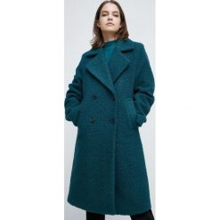 Medicine płaszcz damski kolor zielony przejściowy dwurzędowy. Zielone płaszcze MEDICINE, l, bez wzorów, klasyczne, bez kaptura. Za 259.90 zł.