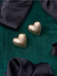 Kolczyki w kształcie serca z błyszczącym wykończeniem - złoty. Żółte kolczyki Sinsay, złote. Za 12.99 zł.