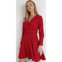 Czerwona Sukienka Calyore. Czerwone sukienki Born2be, s, bez wzorów, bez kołnierzyka, bez ramiączek, mini, dopasowane. W wyprzedaży za 111.99 zł.
