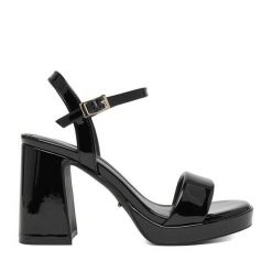 Sandały DeeZee. Czarne sandały DeeZee, bez wzorów, bez obcasa, na słupku, bez zapięcia. Za 159.99 zł.