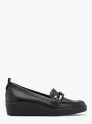 Czarne mokasyny damskie na niskiej platformie. Czarne mokasyny Ryłko, z aplikacjami, ze skóry, z okrągłym noskiem. W wyprzedaży za 249.99 zł.