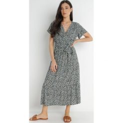Czarno-Niebieska Sukienka z Wiskozy Feza. Czarne sukienki Born2be, l, z aplikacjami, z materiału, bez kołnierzyka, bez ramiączek, midi, kopertowe. W wyprzedaży za 95.99 zł.