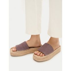 Klapki Calvin Klein. Brązowe klapki Calvin Klein, bez wzorów, bez obcasa, bez zapięcia. Za 262.99 zł.