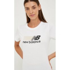 New Balance t-shirt damski kolor biały. Białe t-shirty New Balance, m, bez wzorów, z materiału, bez kołnierzyka, bez ramiączek. W wyprzedaży za 74.99 zł.