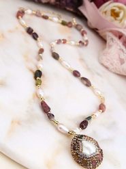 Pierres de Jade Pozłacany naszyjnik z elementami ozdobnymi - dł. 45 cm rozmiar: onesize. Białe naszyjniki Pierres de Jade, z materiału, z ametystem, pozłacane. Za 130.99 zł.