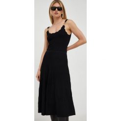Morgan sukienka kolor czarny maxi rozkloszowana. Czarne sukienki Morgan, l, bez wzorów, z dzianiny, bez kołnierzyka, bez ramiączek, maxi, rozkloszowane. W wyprzedaży za 314.99 zł.