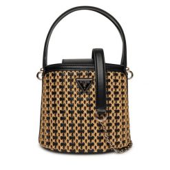 Torebka Guess. Brązowe torebki klasyczne Guess, z aplikacjami, klasyczne, bez dodatków. Za 439.99 zł.