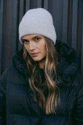 WEŁNIANA CZAPKA DELIA JASNO SZARA One size - Flawless. Szare czapki zimowe Flawless, bez wzorów, z kaszmiru, eleganckie. Za 239.00 zł.