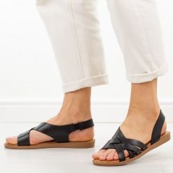 Czarne sandały damskie Potocki 30302. Czarne sandały POTOCKI, bez wzorów, z jeansu, casualowe, bez obcasa, na płaskiej podeszwie, bez zapięcia. Za 129.00 zł.