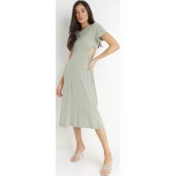 Zielona Sukienka Bawełniana Chipih. Zielone sukienki Born2be, l, bez wzorów, z bawełny, eleganckie, bez kołnierzyka, bez ramiączek, midi. Za 139.99 zł.