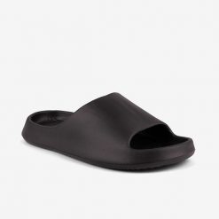 Klapki damskie Coqui - czarne, lekkie i oddychające. Czarne klapki Coqui, bez wzorów, eleganckie, bez obcasa, bez zapięcia. Za 112.99 zł.
