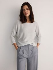 Sweter z metalizowaną nitką - srebrny. Szare swetry Reserved, l, bez wzorów, z wiskozy, bez ramiączek. W wyprzedaży za 49.99 zł.