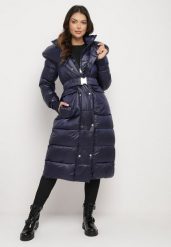 Granatowa Pikowana Kurtka z Grubym Kołnierzem Kapturem i Elastycznym Paskiem ze Sprzączką Vaishaela. Niebieskie kurtki Born2be, m, bez wzorów, z jeansu, eleganckie. Za 164.99 zł.