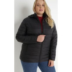 Czarna Kurtka Pikowana Minna. Czarne kurtki Born2be, na jesień, xl, bez wzorów, z materiału, bez kaptura. W wyprzedaży za 174.99 zł.