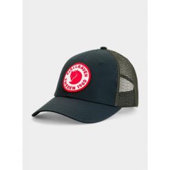 Czapka truckerka Fjallraven 1960 Logo Langtradarkeps. Niebieskie czapki z daszkiem Fjällräven, bez wzorów, sportowe. Za 151.99 zł.