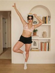 Bawełniane szorty piżamowe z falbanką - czarny. Czarne piżamy Sinsay, l, bez wzorów, z bawełny, bez kołnierzyka, bez ramiączek. Za 15.99 zł.