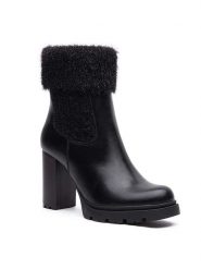 Foreverfolie Botki w kolorze czarnym rozmiar: 37. Czarne botki Foreverfolie, bez wzorów, eleganckie, bez obcasa, bez zapięcia. Za 109.95 zł.