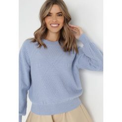 Niebieski Sweter Gesner. Niebieskie swetry Born2be, s, z aplikacjami, z dzianiny, bez ramiączek. W wyprzedaży za 83.99 zł.