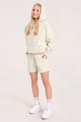 Spodenki fitness damskie Gym Glamour dresowe off. Białe szorty sportowe GYM GLAMOUR, bez wzorów, z bawełny, na fitness i siłownię. Za 139.99 zł.