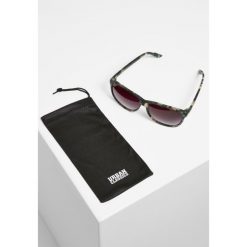 Okulary przeciwsłoneczne Urban Classics chirwa uc. Brązowe okulary przeciwsłoneczne Urban Classics, bez wzorów. W wyprzedaży za 34.50 zł.