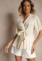 Jasnobeżowa Bluzka z Wiskozą Kopertowym Dekoltem i Ozdobnym Supełkiem Lioriva. Brązowe bluzki Renee, z aplikacjami, z jeansu, eleganckie, bez kołnierzyka, bez ramiączek. W wyprzedaży za 51.99 zł.