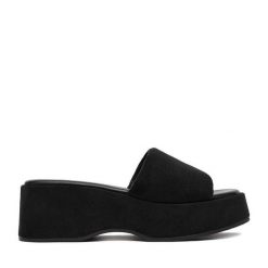 Klapki DeeZee. Czarne klapki DeeZee, bez wzorów, bez obcasa, bez zapięcia. Za 139.99 zł.