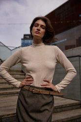 Bluzka z golfem beżowa. Brązowe bluzki MOODO, l, bez wzorów, z elastanu, bez kołnierzyka, bez ramiączek. Za 89.99 zł.