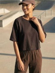 Bluza comfort z krótkim rękawem z dodatkiem wiskozy - brązowy. Brązowe bluzy bez kaptura Sinsay, l, bez wzorów, z dzianiny, bez kaptura. Za 39.99 zł.