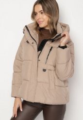 Ciemnobeżowa Oversizowa Kurtka z Pikowanymi Przeszyciami i Kapturem Galimea. Brązowe kurtki Born2be, l, z aplikacjami, z jeansu, klasyczne. Za 179.99 zł.