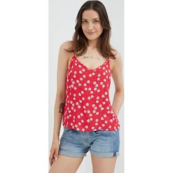 Pepe Jeans bluzka kolor czerwony. Czerwone bluzki Pepe Jeans, l, bez wzorów, z jeansu, bez kołnierzyka, bez ramiączek. Za 239.99 zł.