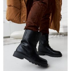 Czarne ocieplane botki z suwakiem Oakdale. Czarne botki bez wzorów, z materiału, eleganckie, z okrągłym noskiem, za kostkę, bez obcasa, bez zapięcia. Za 101.26 zł.