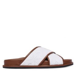 Klapki Max Mara Beachwear. Białe klapki Max Mara Beachwear, bez wzorów, bez obcasa, bez zapięcia. Za 974.99 zł.