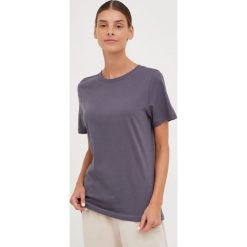 4F t-shirt bawełniany kolor szary. Szare t-shirty 4f, bez wzorów, z bawełny, bez kołnierzyka, bez ramiączek. Za 49.99 zł.