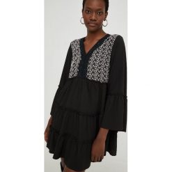 Answear Lab sukienka kolor czarny mini rozkloszowana. Czarne sukienki Answear Lab, m, bez wzorów, bez kołnierzyka, bez ramiączek, maxi, rozkloszowane. Za 169.99 zł.