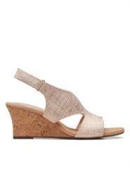 Clarks Sandały Kyarra Aster 26171236 Beżowy. Brązowe sandały Clarks, bez wzorów, z materiału, bez obcasa, na koturnie, bez zapięcia. Za 199.99 zł.