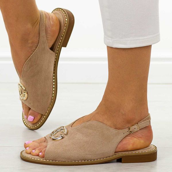 Beżowe zamszowe sandały damskie Potocki 43329. Brązowe sandały POTOCKI, z aplikacjami, z jeansu, eleganckie, bez obcasa, na płaskiej podeszwie, bez zapięcia. Za 139.00 zł.