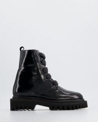 LAKIEROWANE BOTKI 030KIS BLACK. Czarne botki Venezia, bez wzorów, z lakierowanej skóry, bez obcasa, bez zapięcia. Za 269.00 zł.