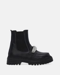 SKÓRZANE SZTYBLETY Z OZDOBĄ 93891 BLACK. Czarne botki Venezia, z aplikacjami, ze skóry, bez obcasa, bez zapięcia. Za 239.00 zł.