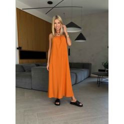 Sukienka Belle Orange. Pomarańczowe sukienki ClothStore, bez wzorów, z wiskozy, bez kołnierzyka, bez ramiączek. W wyprzedaży za 96.75 zł.