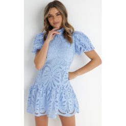 Jasnoniebieska Sukienka Cilleis. Niebieskie sukienki Born2be, m, z aplikacjami, z koronki, eleganckie, bez kołnierzyka, bez ramiączek, mini. W wyprzedaży za 167.99 zł.
