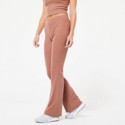 Legginsy fitness damskie prążkowane bootcut. Brązowe legginsy DOMYOS, bez wzorów, z elastanu, retro. Za 89.99 zł.