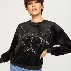 Welurowa bluza z kwiatowym haftem - Czarny. Bluzy marki DOMYOS. W wyprzedaży za 49.99 zł.