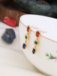 Pierres de Jade Pozłacane kolczyki-wkrętki z cyrkoniami rozmiar: onesize. Czerwone kolczyki Pierres de Jade, z cyrkonią, pozłacane. Za 43.99 zł.